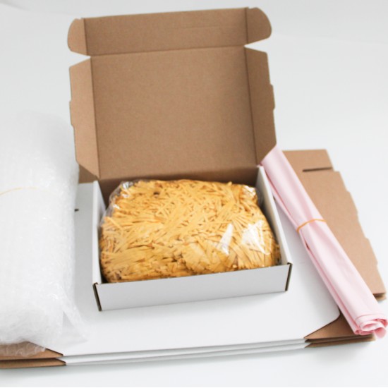 Iepakošanas un sūtīšanas komplekts: kastes 19×18×7 cm (5 gab.), burbuļplēve 1 m, kurjeru maisi (5 gab.), papīra skaidas (2 iep.)
